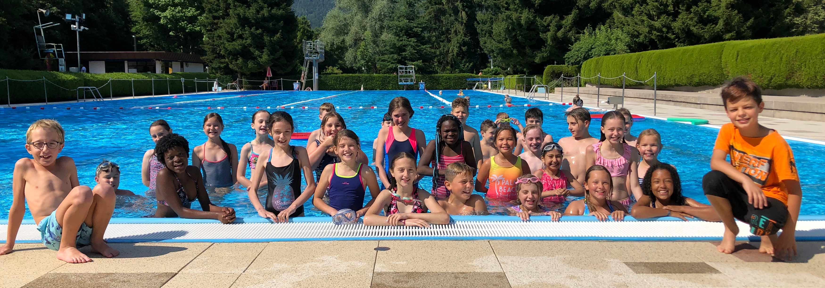 Schwimmunterricht im Freibad